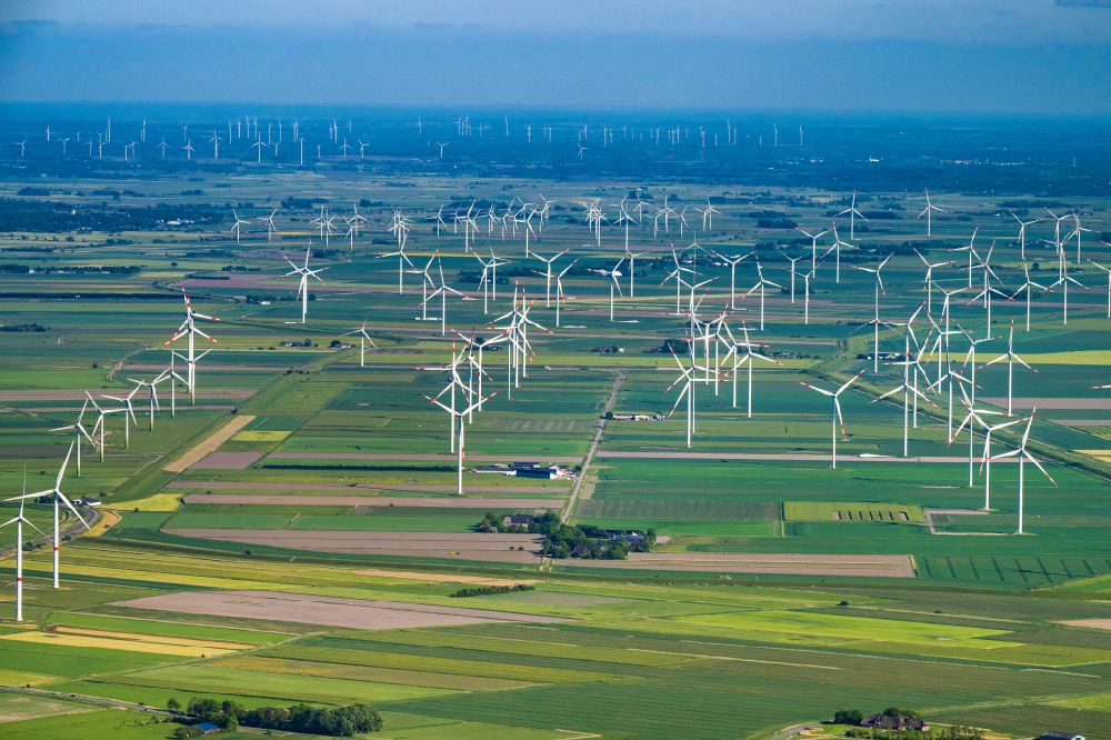 Luftaufnahme Langenhorn - Windenergieanlagen (WEA) auf einem Feld in Langenhorn im Bundesland Schleswig-Holstein, Deutschland