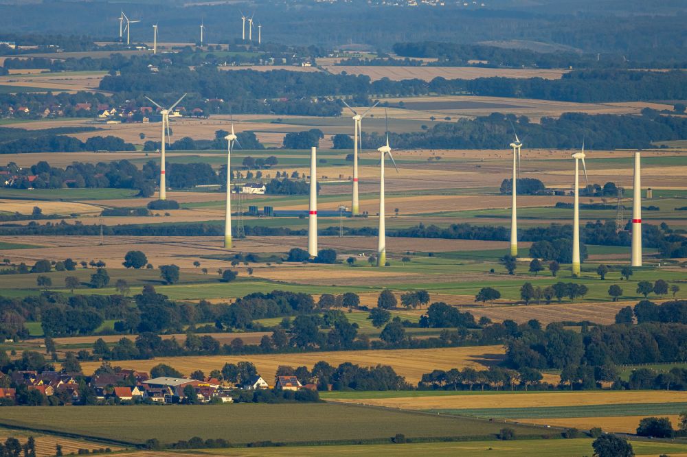 Mawicke von oben - Windenergieanlagen (WEA) auf einem Feld in Mawicke im Bundesland Nordrhein-Westfalen, Deutschland