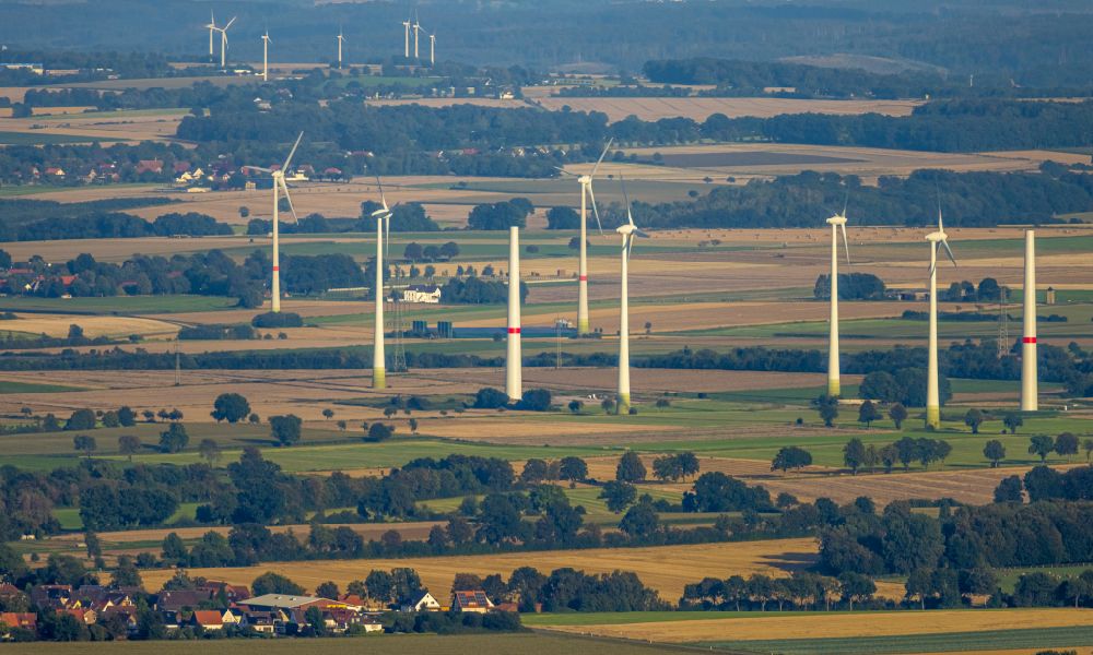 Mawicke aus der Vogelperspektive: Windenergieanlagen (WEA) auf einem Feld in Mawicke im Bundesland Nordrhein-Westfalen, Deutschland