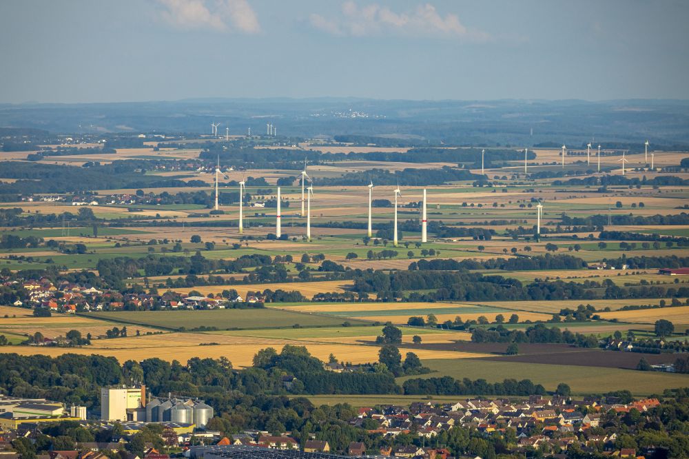 Luftbild Mawicke - Windenergieanlagen (WEA) auf einem Feld in Mawicke im Bundesland Nordrhein-Westfalen, Deutschland