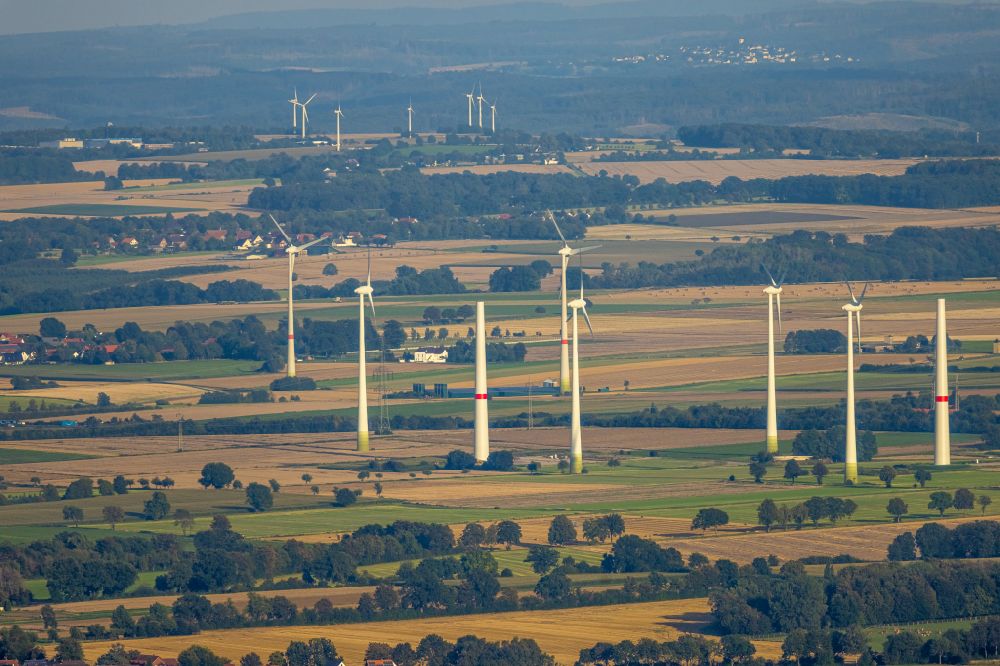 Luftaufnahme Mawicke - Windenergieanlagen (WEA) auf einem Feld in Mawicke im Bundesland Nordrhein-Westfalen, Deutschland