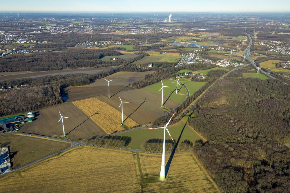 Mengede aus der Vogelperspektive: Windenergieanlagen (WEA) auf einem Feld in Mengede im Bundesland Nordrhein-Westfalen, Deutschland
