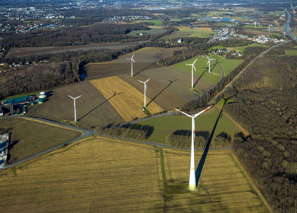 Luftbild Mengede - Windenergieanlagen (WEA) auf einem Feld in Mengede im Bundesland Nordrhein-Westfalen, Deutschland