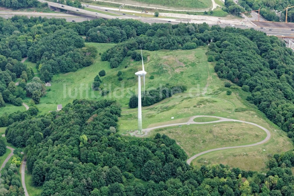 München von oben - Windenergieanlagen (WEA) auf einem Feld in München im Bundesland Bayern, Deutschland