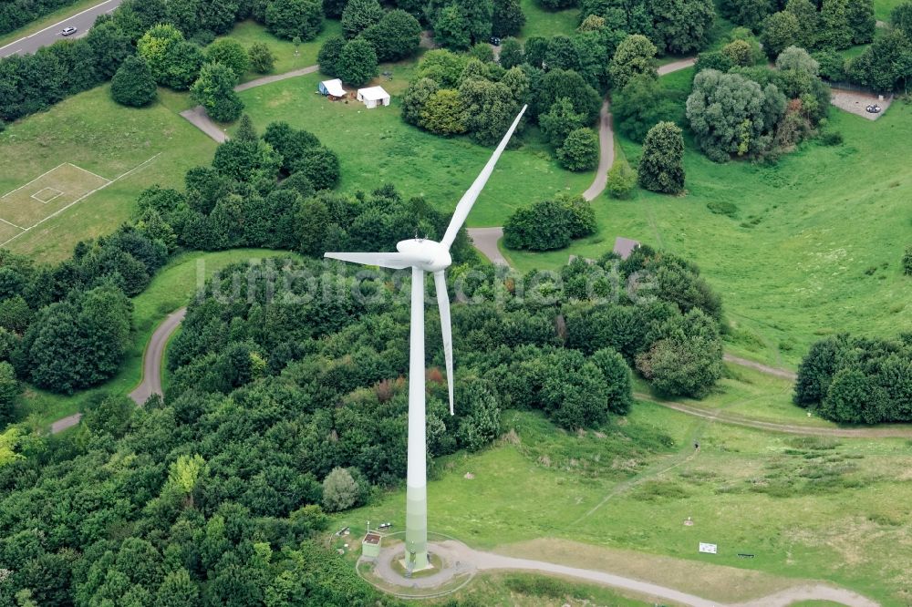 Luftaufnahme München - Windenergieanlagen (WEA) auf einem Feld in München im Bundesland Bayern, Deutschland