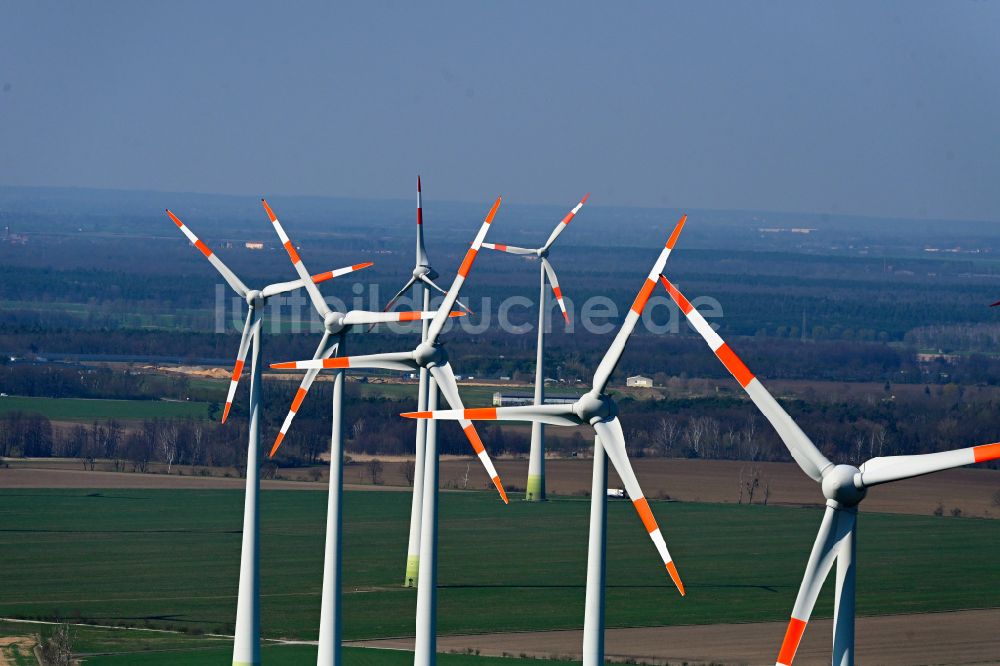 Luftbild Quellendorf - Windenergieanlagen (WEA) auf einem Feld in Quellendorf im Bundesland Sachsen-Anhalt, Deutschland