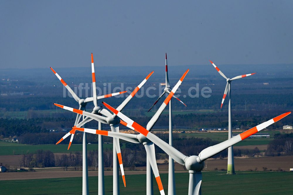 Luftaufnahme Quellendorf - Windenergieanlagen (WEA) auf einem Feld in Quellendorf im Bundesland Sachsen-Anhalt, Deutschland
