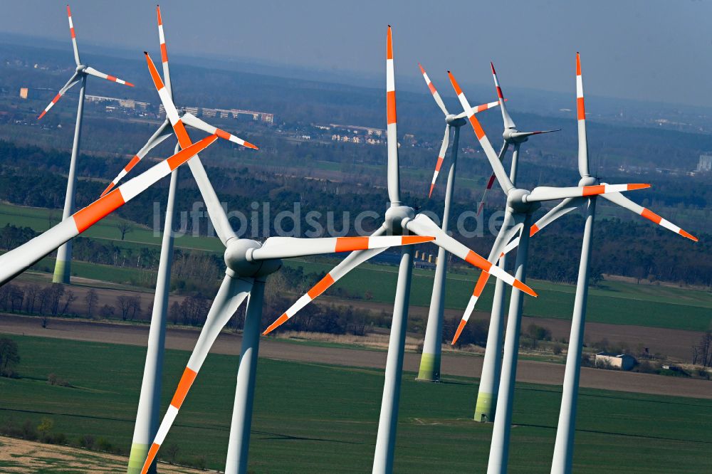 Quellendorf aus der Vogelperspektive: Windenergieanlagen (WEA) auf einem Feld in Quellendorf im Bundesland Sachsen-Anhalt, Deutschland