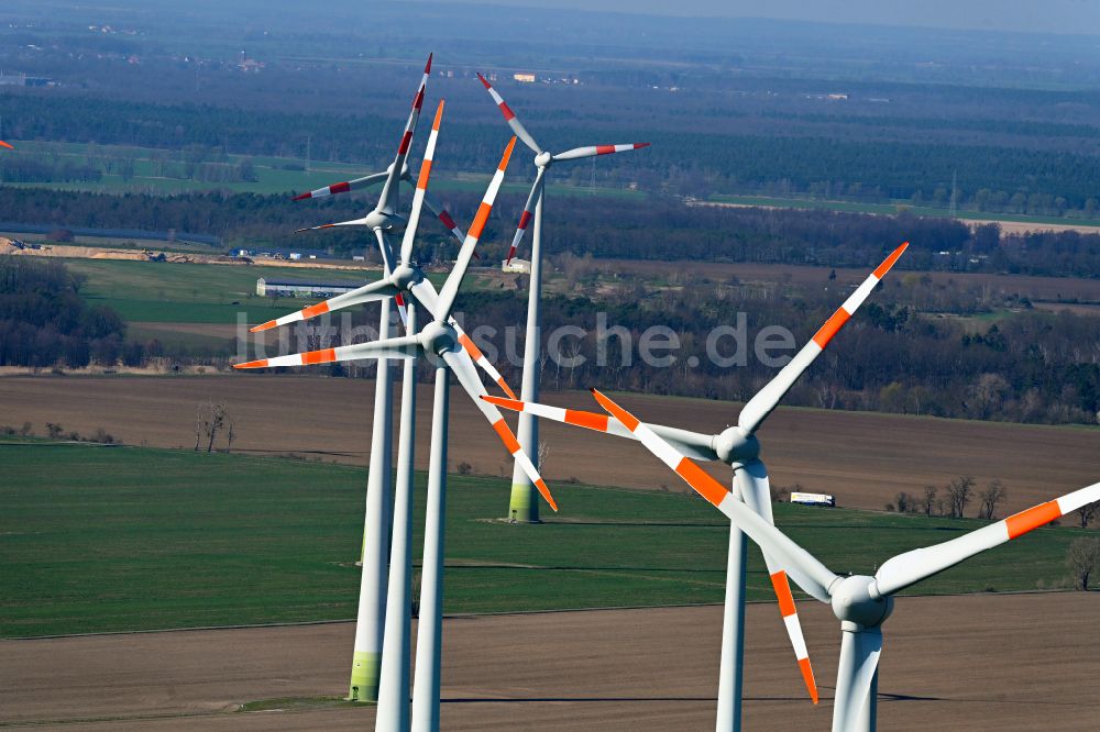 Luftaufnahme Quellendorf - Windenergieanlagen (WEA) auf einem Feld in Quellendorf im Bundesland Sachsen-Anhalt, Deutschland