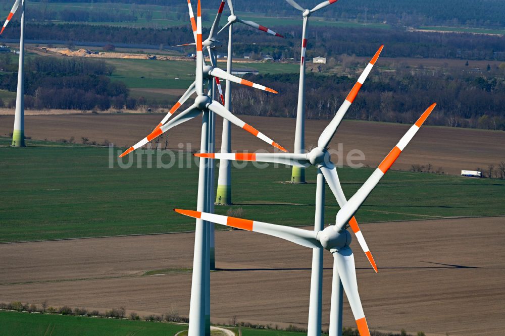 Luftbild Quellendorf - Windenergieanlagen (WEA) auf einem Feld in Quellendorf im Bundesland Sachsen-Anhalt, Deutschland