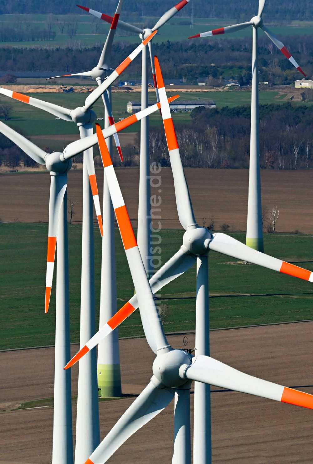 Quellendorf von oben - Windenergieanlagen (WEA) auf einem Feld in Quellendorf im Bundesland Sachsen-Anhalt, Deutschland