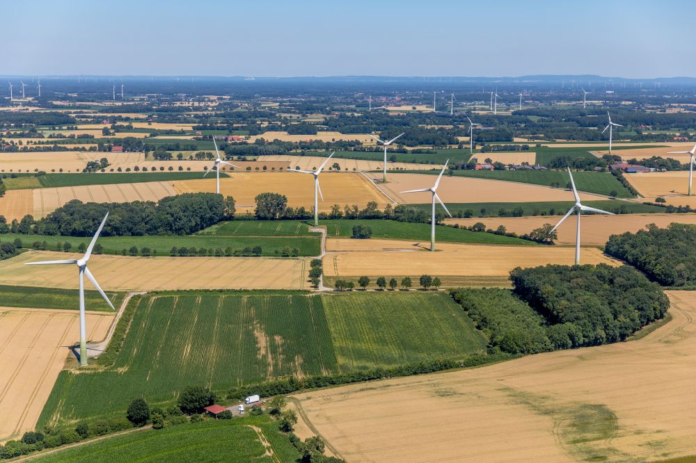 Rückamp aus der Vogelperspektive: Windenergieanlagen (WEA) auf einem Feld in Rückamp im Bundesland Nordrhein-Westfalen, Deutschland