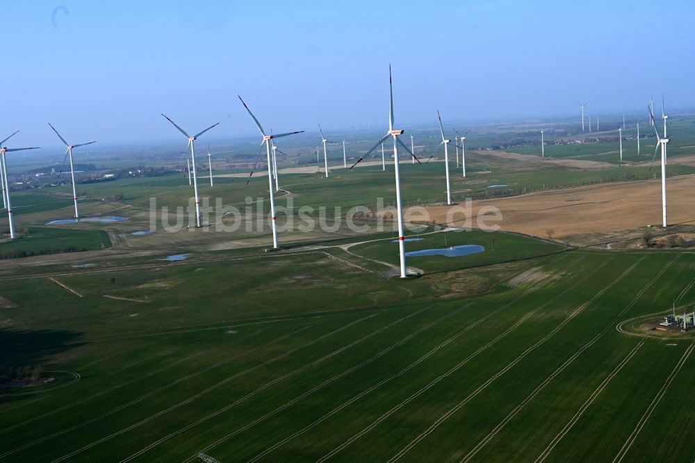 Röpersdorf aus der Vogelperspektive: Windenergieanlagen (WEA) auf einem Feld in Röpersdorf im Bundesland Brandenburg, Deutschland