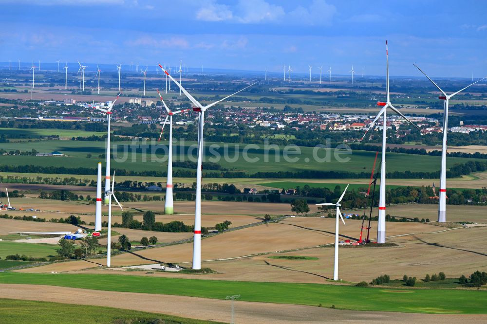 Luftaufnahme Schönermark - Windenergieanlagen (WEA) auf einem Feld in Schönermark im Bundesland Brandenburg, Deutschland