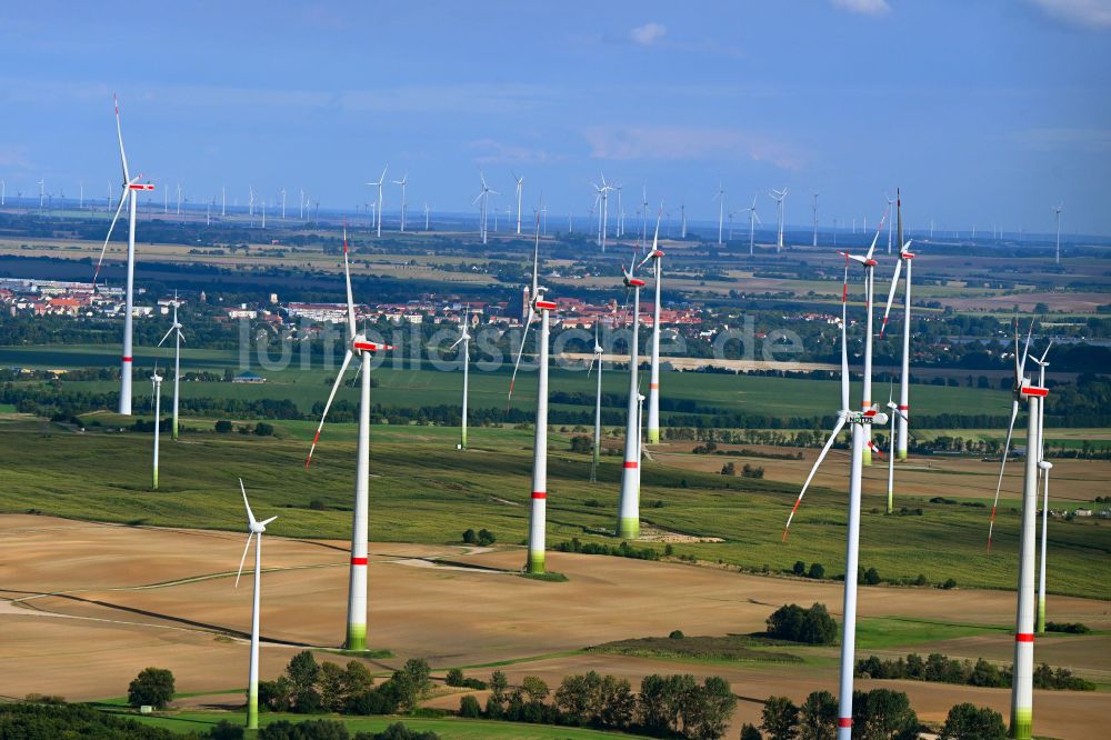 Schönermark von oben - Windenergieanlagen (WEA) auf einem Feld in Schönermark im Bundesland Brandenburg, Deutschland