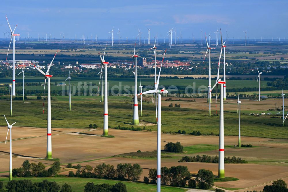 Schönermark aus der Vogelperspektive: Windenergieanlagen (WEA) auf einem Feld in Schönermark im Bundesland Brandenburg, Deutschland
