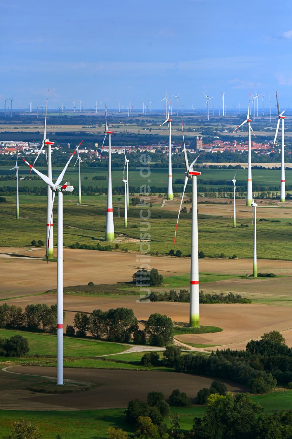 Luftbild Schönermark - Windenergieanlagen (WEA) auf einem Feld in Schönermark im Bundesland Brandenburg, Deutschland