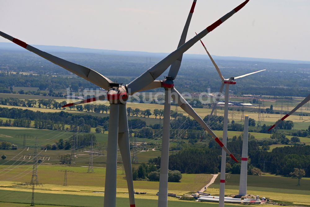 Seefeld-Löhme aus der Vogelperspektive: Windenergieanlagen (WEA) auf einem Feld in Seefeld-Löhme im Bundesland Brandenburg, Deutschland