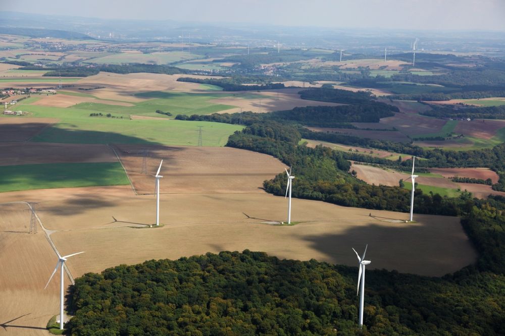 Luftbild Teterchen - Windenergieanlagen (WEA) auf einem Feld in Teterchen in Grand Est, Frankreich