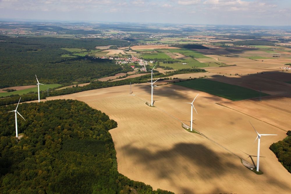 Luftaufnahme Teterchen - Windenergieanlagen (WEA) auf einem Feld in Teterchen in Grand Est, Frankreich