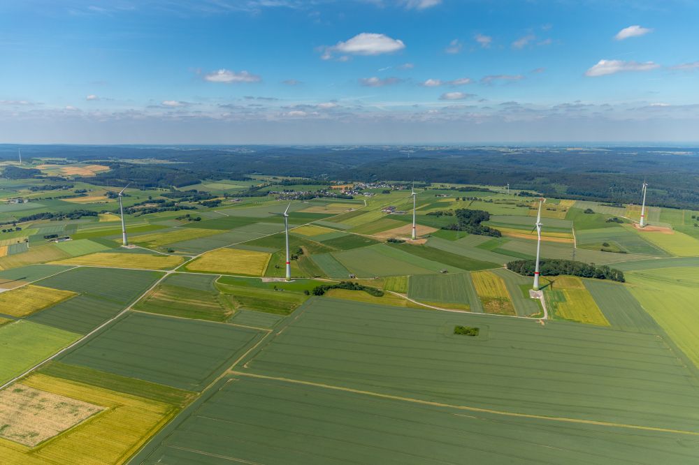Thülen aus der Vogelperspektive: Windenergieanlagen (WEA) auf einem Feld in Thülen im Bundesland Nordrhein-Westfalen, Deutschland