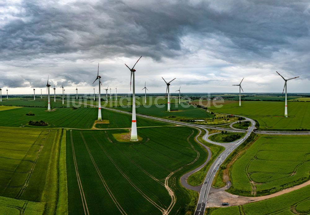 Werder aus der Vogelperspektive: Windenergieanlagen (WEA) auf einem Feld in Werder im Bundesland Mecklenburg-Vorpommern, Deutschland