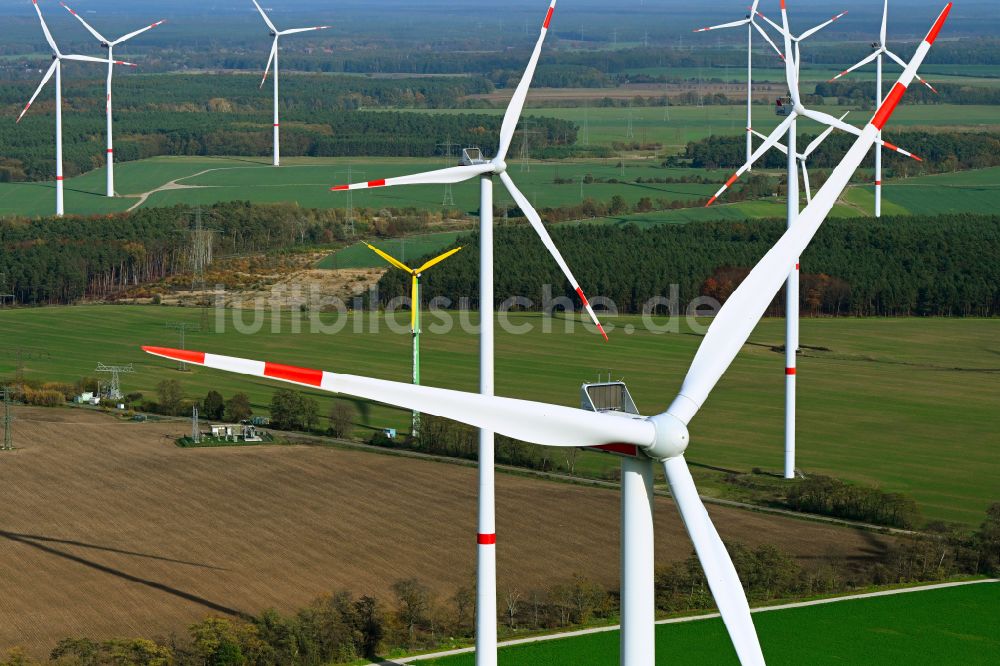 Luftbild Willmersdorf - Windenergieanlagen (WEA) auf einem Feld in Willmersdorf im Bundesland Brandenburg, Deutschland