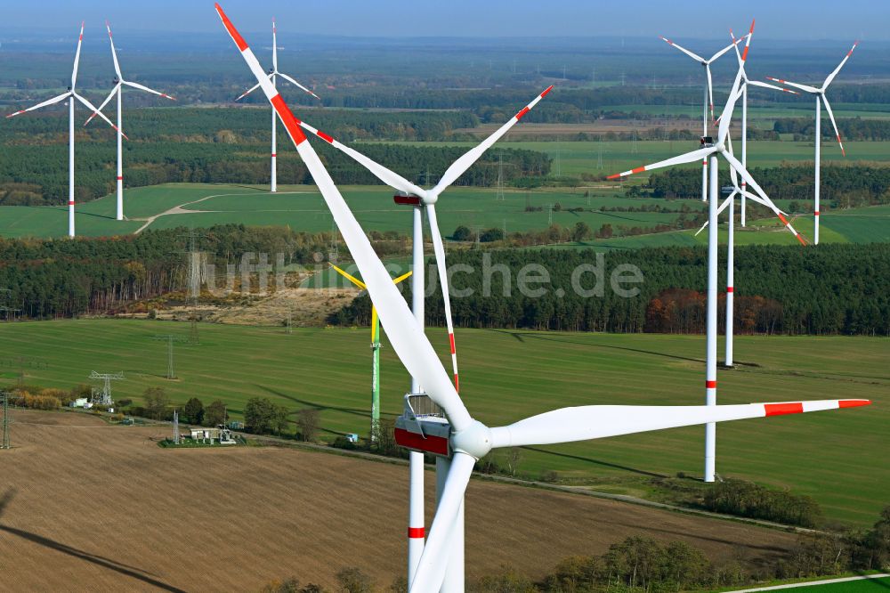 Luftaufnahme Willmersdorf - Windenergieanlagen (WEA) auf einem Feld in Willmersdorf im Bundesland Brandenburg, Deutschland