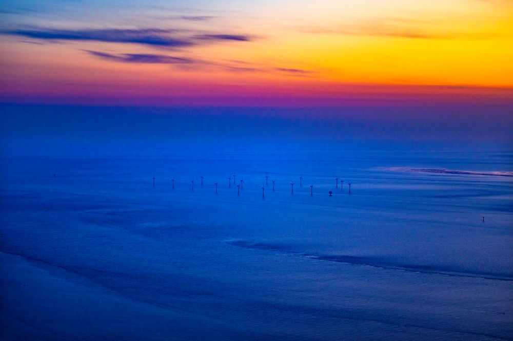 Nordergründe aus der Vogelperspektive: Windenergieanlagen (WEA) des Offshore-Windpark bei Sonnenaufgang auf der Wasseroberfläche der Nordsee in Nordergründe im Bundesland Niedersachsen, Deutschland