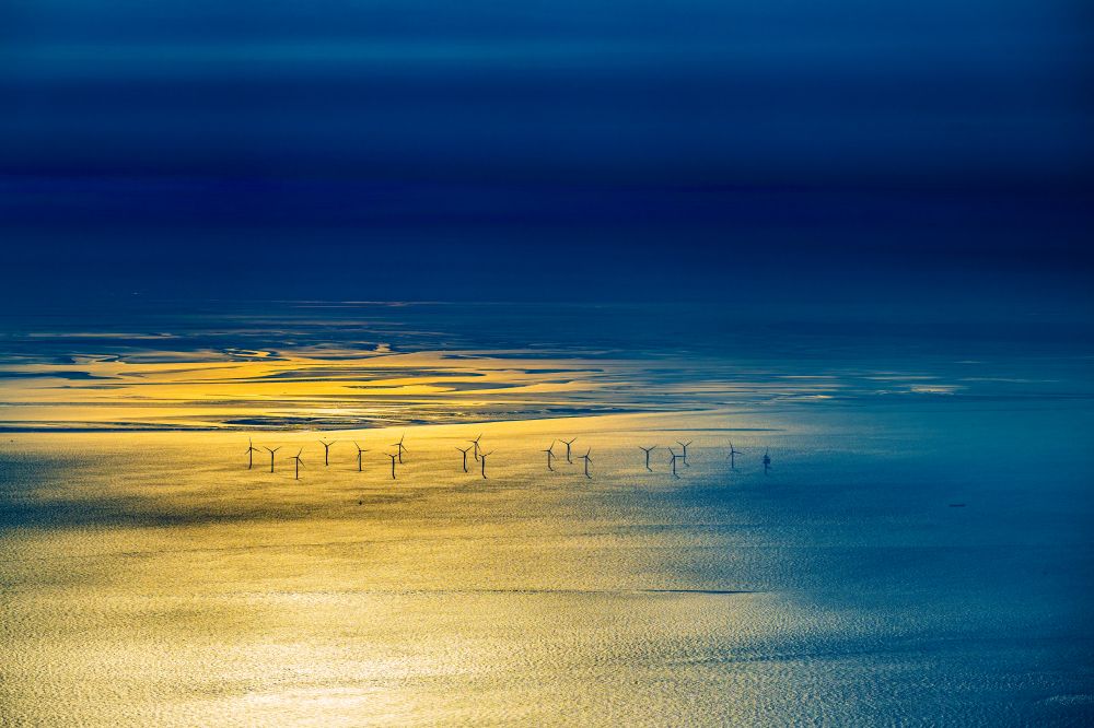 Luftbild Nordergründe - Windenergieanlagen (WEA) des Offshore-Windpark bei Sonnenaufgang auf der Wasseroberfläche der Nordsee in Nordergründe im Bundesland Niedersachsen, Deutschland