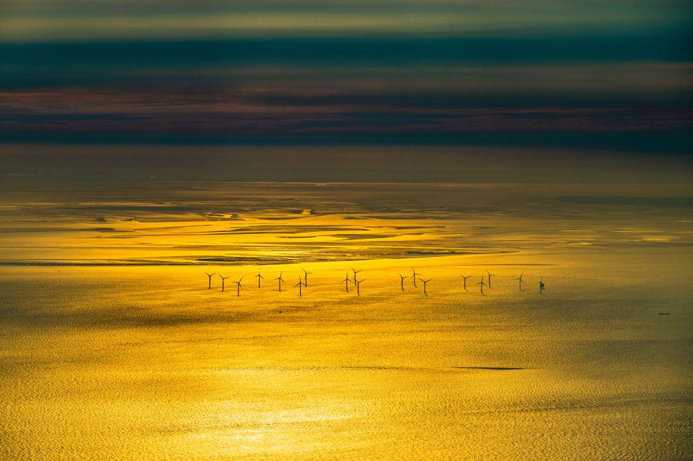 Nordergründe von oben - Windenergieanlagen (WEA) des Offshore-Windpark bei Sonnenaufgang auf der Wasseroberfläche der Nordsee in Nordergründe im Bundesland Niedersachsen, Deutschland