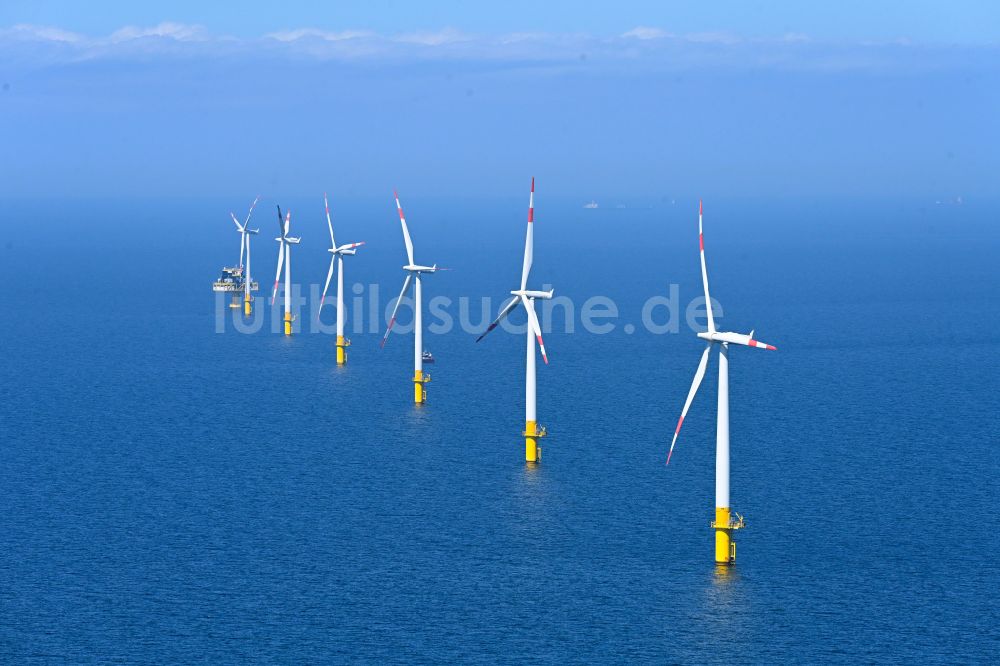 Luftbild Zingst - Windenergieanlagen (WEA) des Offshore-Windpark EnBW Baltic 1 auf der Wasseroberfläche der Ostsee in Zingst im Bundesland Mecklenburg-Vorpommern, Deutschland