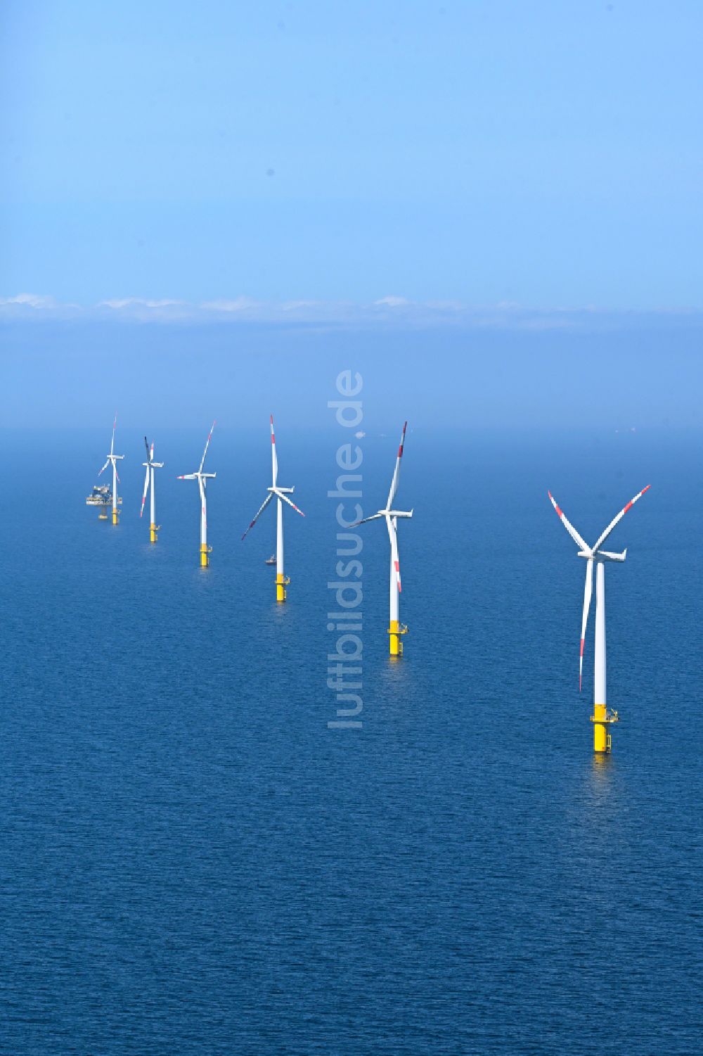 Luftaufnahme Zingst - Windenergieanlagen (WEA) des Offshore-Windpark EnBW Baltic 1 auf der Wasseroberfläche der Ostsee in Zingst im Bundesland Mecklenburg-Vorpommern, Deutschland
