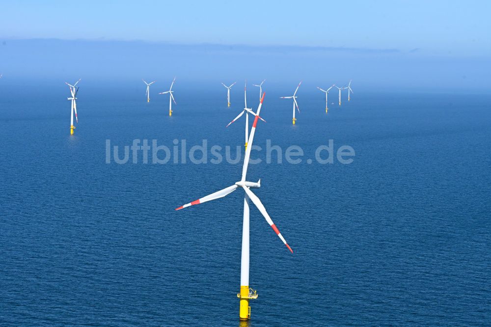 Luftaufnahme Zingst - Windenergieanlagen (WEA) des Offshore-Windpark EnBW Baltic 1 auf der Wasseroberfläche der Ostsee in Zingst im Bundesland Mecklenburg-Vorpommern, Deutschland