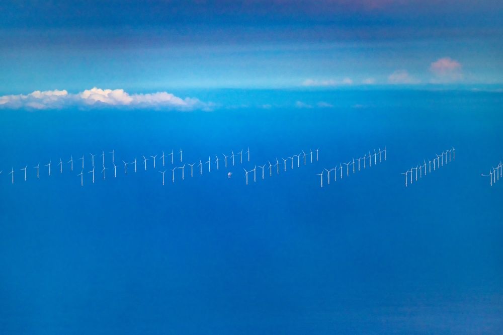 Luftbild Sylt - Windenergieanlagen (WEA) des Offshore-Windpark auf der Wasseroberfläche der Nordsee vor der Insel Sylt im Bundesland Schleswig-Holstein, Deutschland