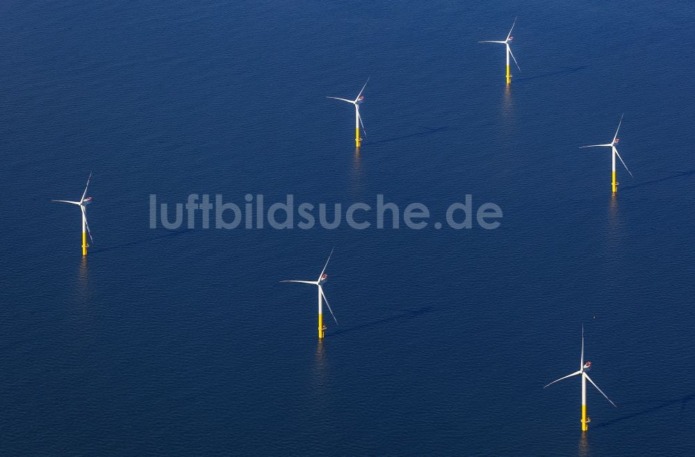 Nordergründe aus der Vogelperspektive: Windenergieanlagen (WEA) des Offshore-Windpark auf der Wasseroberfläche der Nordsee in Nordergründe im Bundesland Niedersachsen, Deutschland