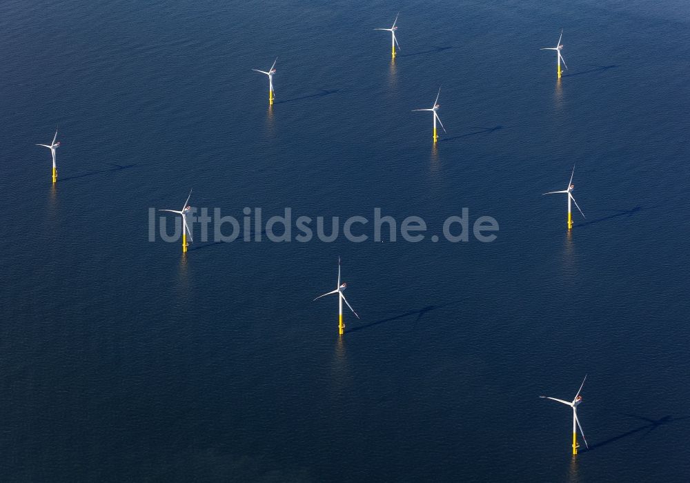 Luftaufnahme Nordergründe - Windenergieanlagen (WEA) des Offshore-Windpark auf der Wasseroberfläche der Nordsee in Nordergründe im Bundesland Niedersachsen, Deutschland