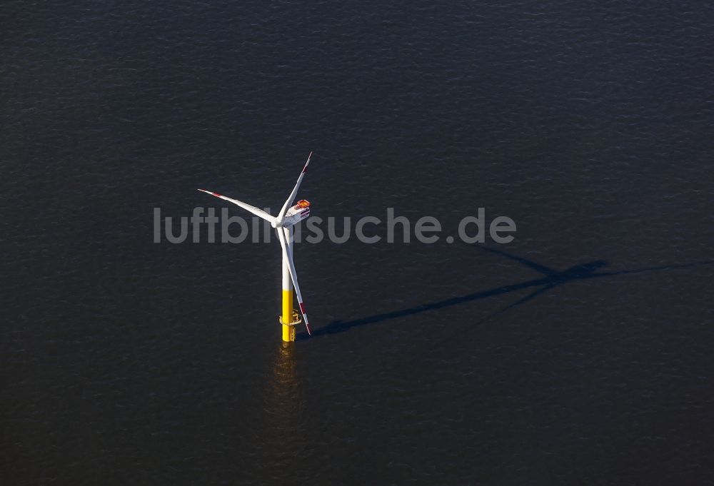Luftaufnahme Nordergründe - Windenergieanlagen (WEA) des Offshore-Windpark auf der Wasseroberfläche der Nordsee in Nordergründe im Bundesland Niedersachsen, Deutschland