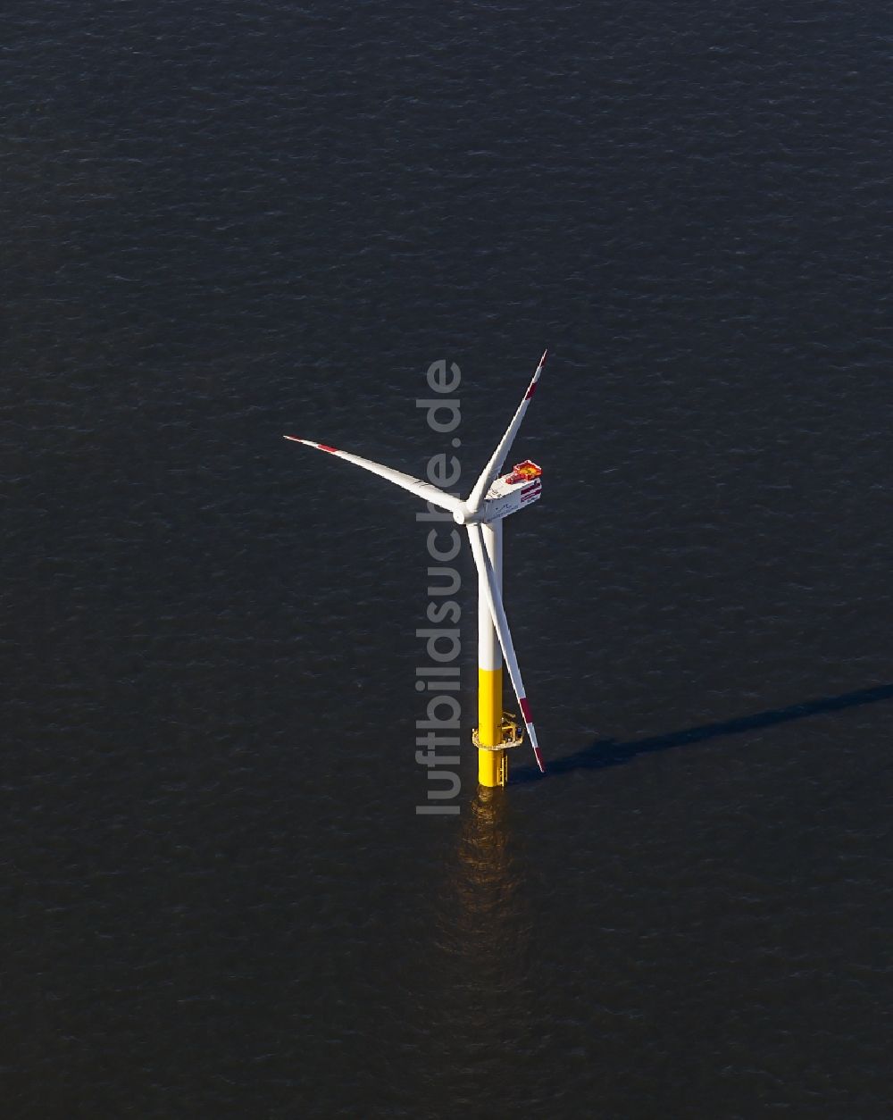 Nordergründe von oben - Windenergieanlagen (WEA) des Offshore-Windpark auf der Wasseroberfläche der Nordsee in Nordergründe im Bundesland Niedersachsen, Deutschland
