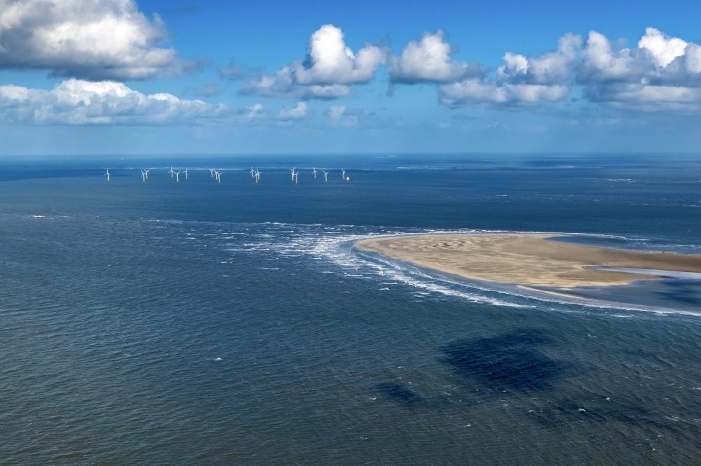 Wangerooge aus der Vogelperspektive: Windenergieanlagen (WEA) des Offshore-Windpark auf der Wasseroberfläche der Nordsee in Nordergründe im Bundesland Niedersachsen, Deutschland