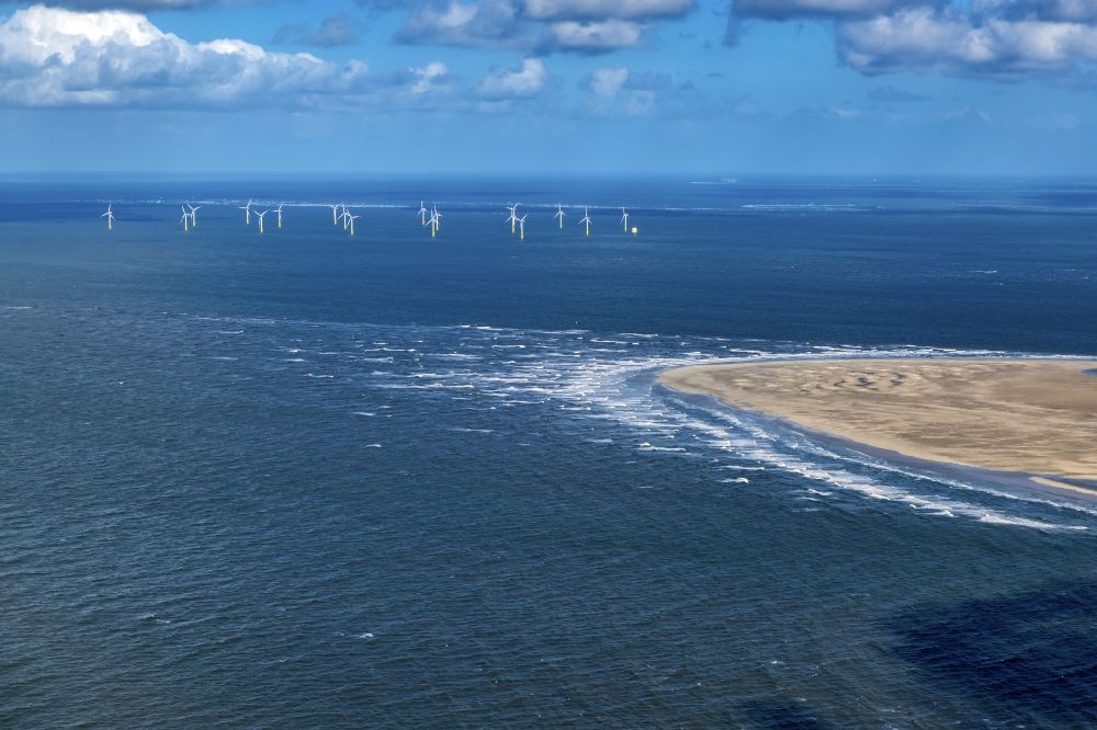 Luftbild Wangerooge - Windenergieanlagen (WEA) des Offshore-Windpark auf der Wasseroberfläche der Nordsee in Nordergründe im Bundesland Niedersachsen, Deutschland