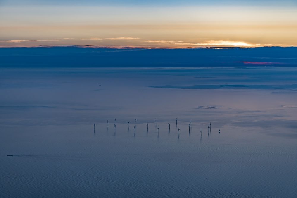 Nordergründe aus der Vogelperspektive: Windenergieanlagen (WEA) des Offshore-Windpark auf der Wasseroberfläche der Nordsee in Nordergründe im Bundesland Niedersachsen, Deutschland