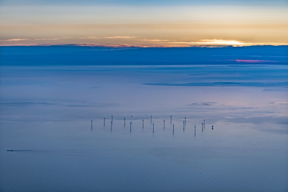 Luftbild Nordergründe - Windenergieanlagen (WEA) des Offshore-Windpark auf der Wasseroberfläche der Nordsee in Nordergründe im Bundesland Niedersachsen, Deutschland