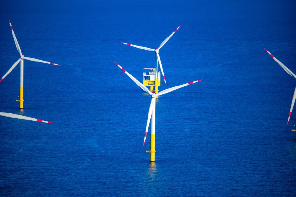 Butjadingen aus der Vogelperspektive: Windenergieanlagen (WEA) des Offshore-Windpark auf der Wasseroberfläche der Nordsee in Nordergründe im Bundesland Niedersachsen, Deutschland
