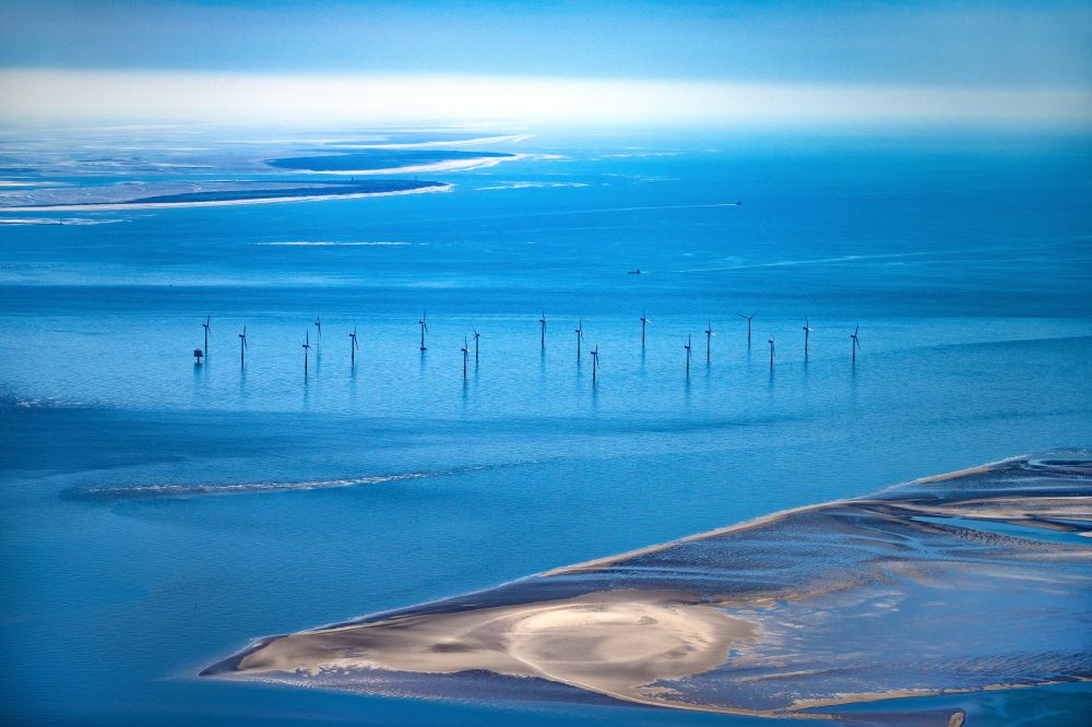 Luftbild Butjadingen - Windenergieanlagen (WEA) des Offshore-Windpark auf der Wasseroberfläche der Nordsee in Nordergründe im Bundesland Niedersachsen, Deutschland