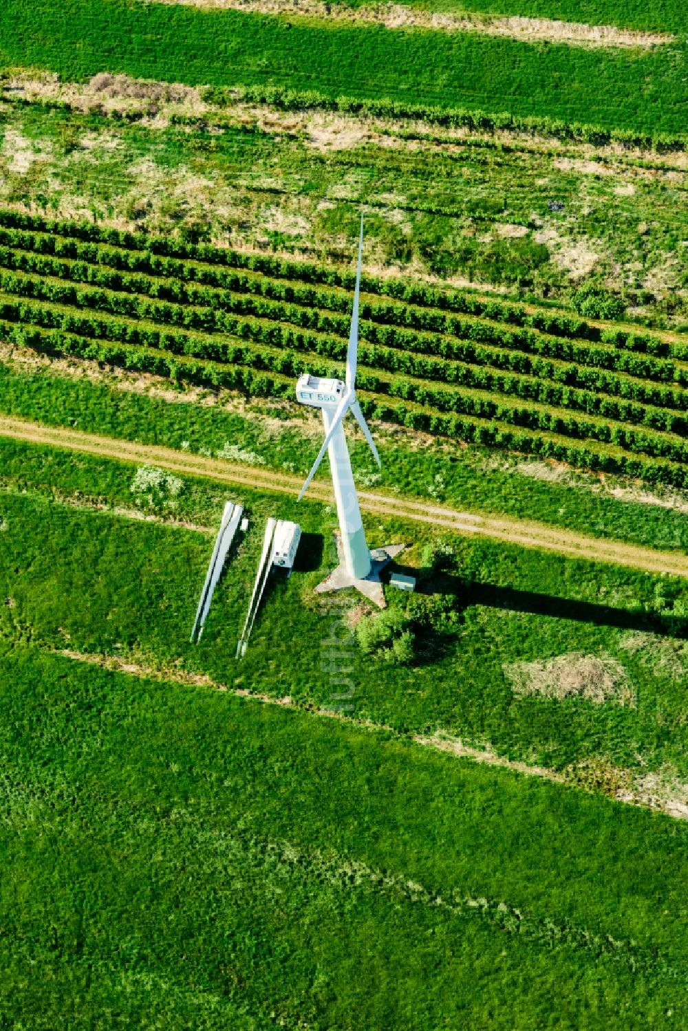 Luftaufnahme Agathenburg - Windenergieanlagen (WEA) - Windrad- auf einem Feld in Agathenburg im Bundesland Niedersachsen, Deutschland