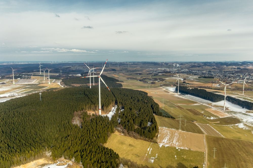 Altenbüren von oben - Windenergieanlagen (WEA) - Windrad- auf einem Feld in Altenbüren im Bundesland Nordrhein-Westfalen, Deutschland