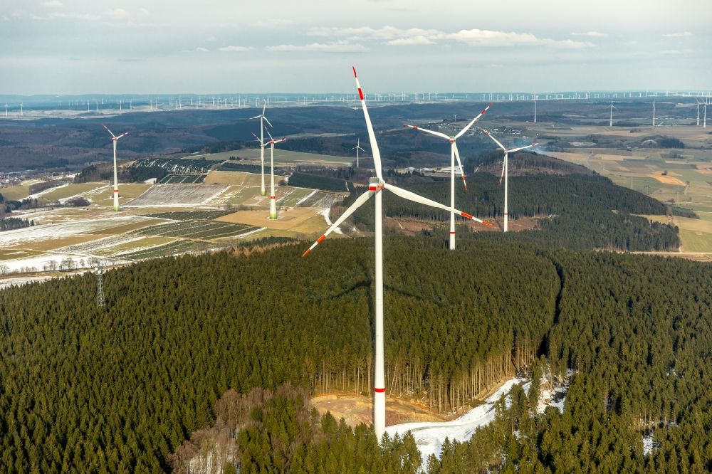 Altenbüren aus der Vogelperspektive: Windenergieanlagen (WEA) - Windrad- auf einem Feld in Altenbüren im Bundesland Nordrhein-Westfalen, Deutschland