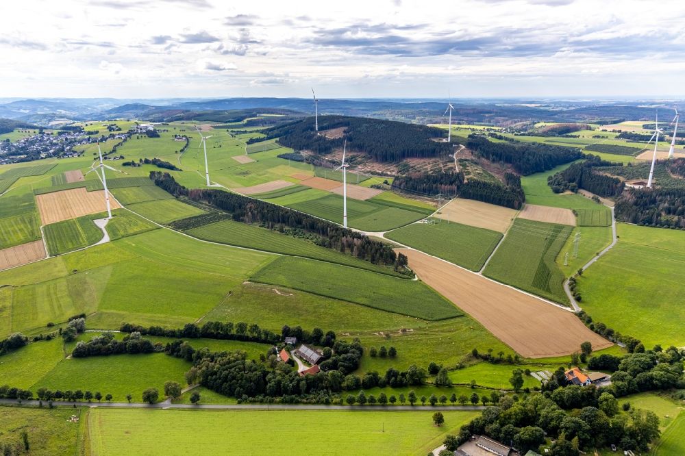 Altenbüren aus der Vogelperspektive: Windenergieanlagen (WEA) - Windrad- auf einem Feld in Altenbüren im Bundesland Nordrhein-Westfalen, Deutschland