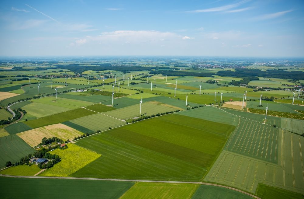 Anröchte von oben - Windenergieanlagen (WEA) - Windrad- auf einem Feld in Anröchte im Bundesland Nordrhein-Westfalen